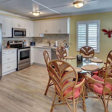 Beach Getaway Pool Condo Between The Island Marina And Beach Bradenton Beach Eksteriør bilde