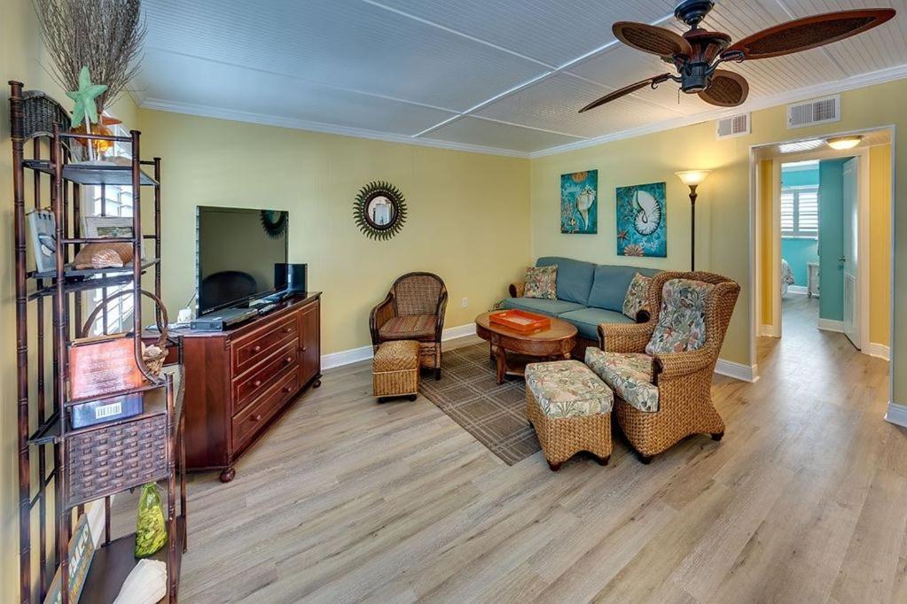 Beach Getaway Pool Condo Between The Island Marina And Beach Bradenton Beach Eksteriør bilde